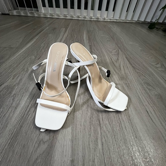 White high heels - Picture 4 of 8